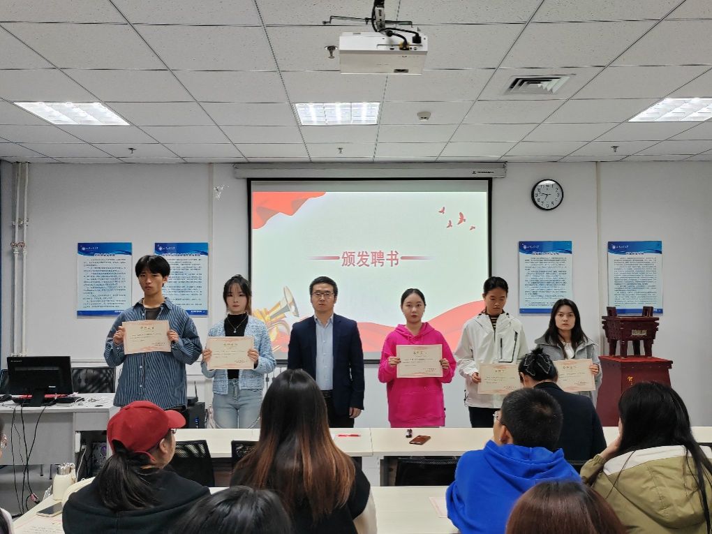 说明: D:\钉钉存储\2024.10.29304am永利集团官网学风联络员聘书颁发大会照片\微信图片_20241029221630.jpg