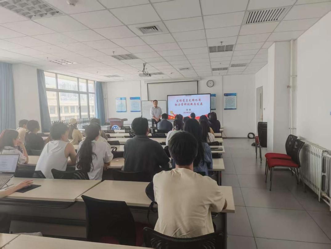 说明: F:\xatu-work\10-党务\党建\01-党员教师系列讲座-2025\01-张萌-照片\微信图片_20250430145104.jpg