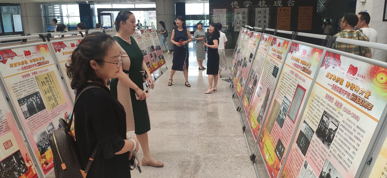 图片包含 小孩, 年轻, 男孩, 男人描述已自动生成 图片包含 小孩, 年轻, 男孩, 男人描述已自动生成