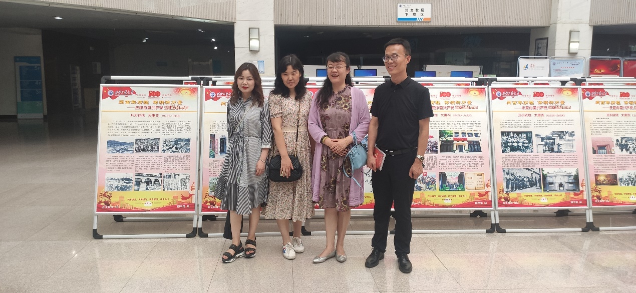 一群人站在商店前描述已自动生成 一群人站在商店前描述已自动生成